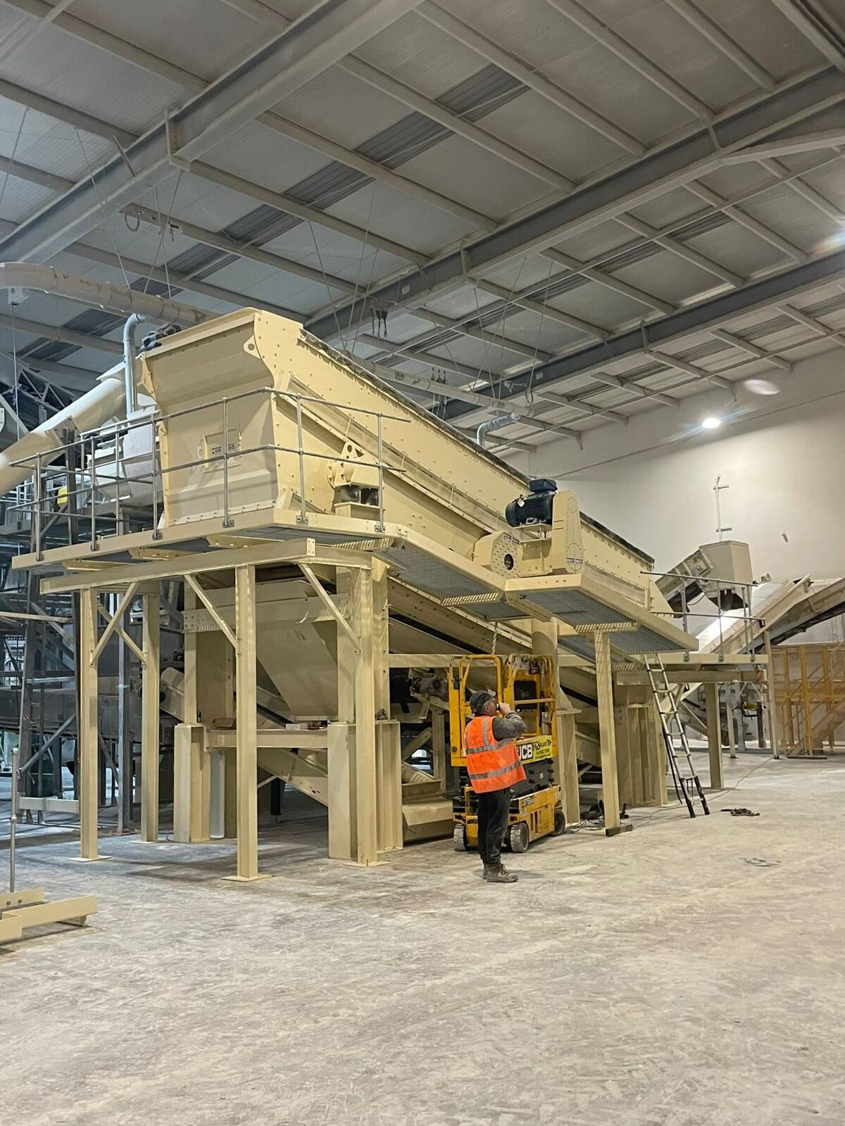 An installed Binder+Co processing line with an operator